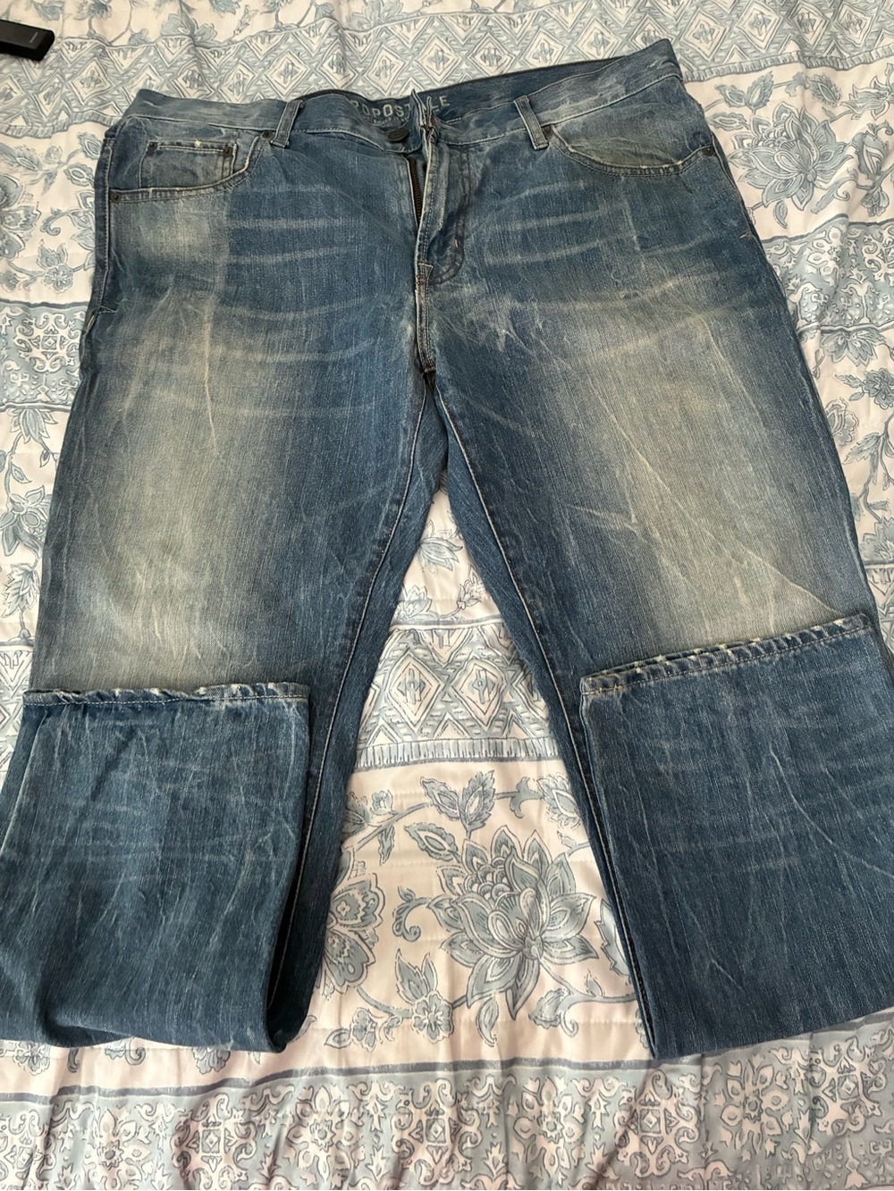 Aeropostale Men's Distressed Blue Relaxed Jeans